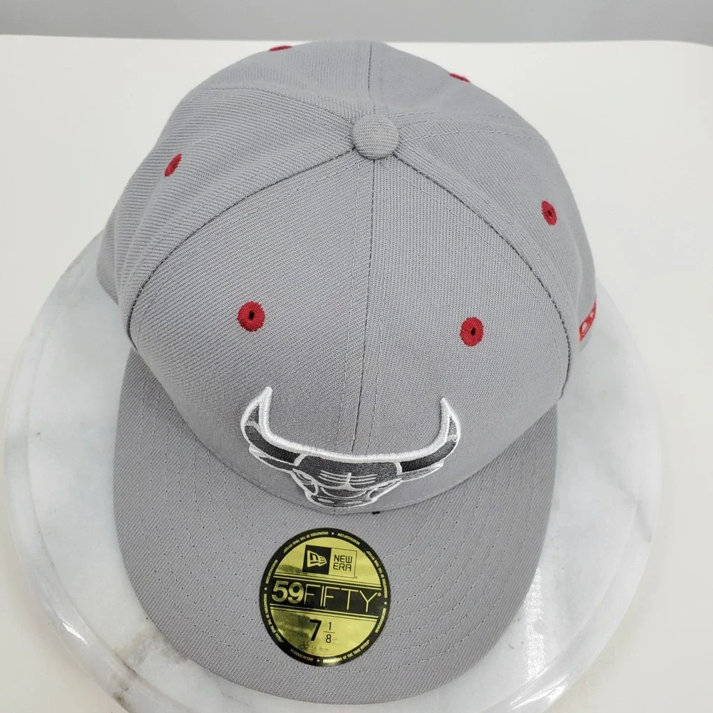 New Era 59FIFTY Chicago Bulls NBA Fitted Hat Grey Red Size 7 1/8 Flat Brim Cap